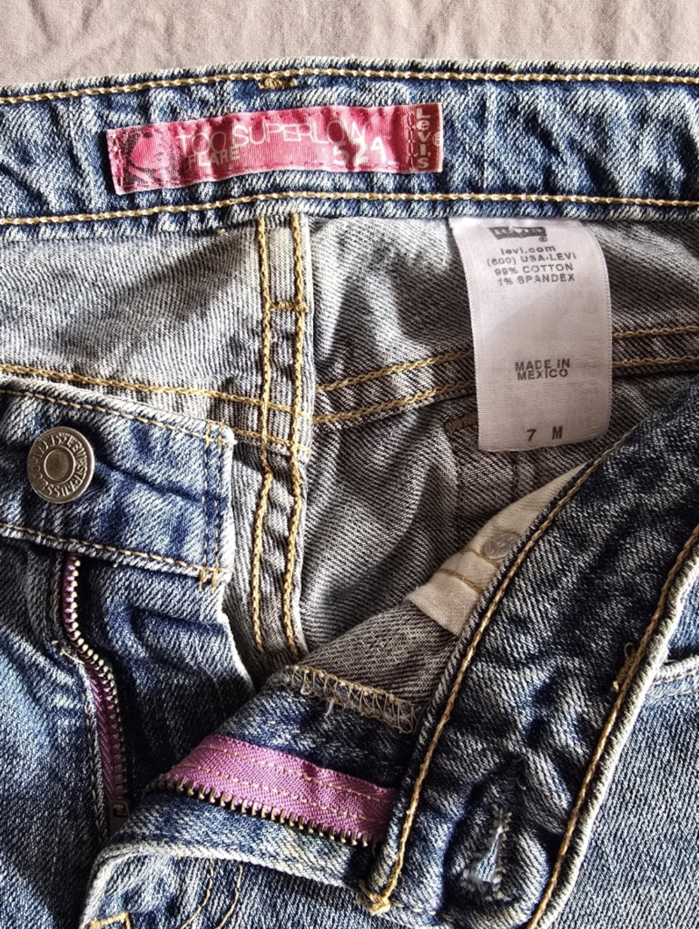 Women's Levi's 524 Too Superlow Flare Cut Blue Jeans - Size 7 (Pink Label) - Picture 6 of 10